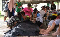 Động đất ở Philippines: 69 người chết, người bị thương quá tải tại các bệnh viện