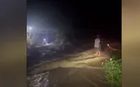 Cố vượt qua dòng nước xiết, người đi xe máy bị lũ cuốn trôi