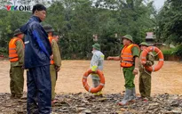 Công an xã Tô Múa (Sơn La) giúp dân khắc phục hậu quả bão số 10