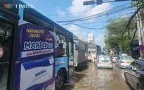 Hà Nội: Bệnh nhân K bì bõm lội nước bẩn để vào viện xạ trị