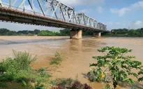 Phú Thọ: Lật tàu cát gần cầu Việt Trì, nghi hai vợ chồng mất tích trên sông Lô