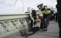 Cảnh sát London bắt giữ hàng chục người biểu tình phản đối lệnh cấm nhóm Palestine Action