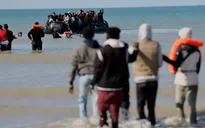 Nỗi sợ hãi bị trả thù của những người xin tị nạn tại Anh bị trục xuất sang Pháp