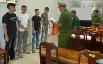 Mâu thuẫn khi mời bia, 4 thanh niên mang kiếm, dao truy sát bạn nhậu