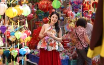 Giới trẻ đổ về Hàng Mã "săn trọn" khoảnh khắc Trung thu