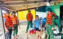 Bộ đội Biên phòng Quảng Ninh kêu gọi, vận động hàng nghìn ngư dân vào nơi tránh bão số 11