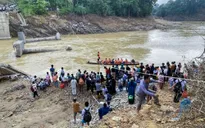 Nghệ An: Cầu bị lũ cuốn trôi, xã vùng cao dùng ròng rọc và thuyền đưa học sinh qua sông tới trường