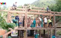 Tuyên Quang: Cán bộ, chiến sĩ giúp người dân vùng nguy cơ sạt lở di dời đến nơi an toàn