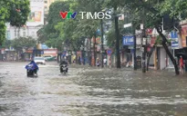 23 tuyến đường ngập sâu, 2 cây xanh gãy đổ tại Hà Nội