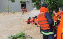 Bắc Ninh: Cứu gia đình 5 người thoát khỏi nước lũ