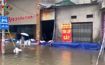 Mưa lớn gây ngập sâu, người dân Hà Nội dùng máy bơm, đắp bao cát ngăn nước tràn vào nhà