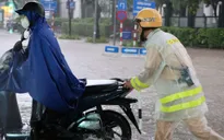 Hà Nội: Ấm tình người chiến sĩ công an nhân dân trong mưa bão