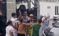 Hà Nội: CSGT cùng người dân hỗ trợ bệnh nhân hiểm nghèo giữa mưa ngập