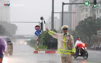 Hà Nội: Mưa lớn kéo dài, CSGT căng mình ứng phó, bảo đảm giao thông an toàn