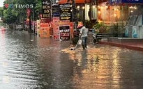 Hà Nội: Mưa ngập, nước tràn vào nhà gây khó khăn cho người dân