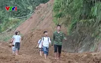 Thầy cô vượt sạt lở đón học trò xuống trường tránh bão lũ