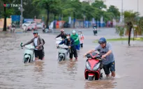 Hà Nội: Người dân xếp hàng thuê kéo xe qua biển nước