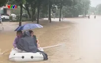 Hàng nghìn cư dân phường Đông Ngạc (Hà Nội) chật vật di chuyển do ngập kéo dài