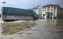 Hà Nội: Cư dân mua máy bơm ‘tự cứu mình’ giữa biển nước