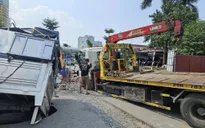 Hà Nội: Xe tải sụt xuống hố giữa phố, xe cứu hộ tới giải cứu cũng mắc kẹt trong hố kế bên