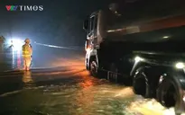 Nước lũ tràn lên cao tốc Hà Nội - Thái Nguyên, CSGT ứng trực xuyên đêm trên cao tốc