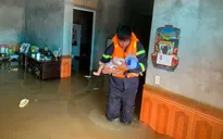 Công an Hà Nội hỗ trợ di chuyển người dân vùng ngập lụt đến nơi an toàn