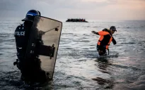 Cảnh sát Pháp dùng hơi cay chặn người vượt biên sang Anh