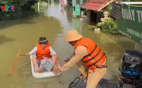 Lực lượng chức năng Hà Nội túc trực 24/24 hỗ trợ người dân di chuyển qua đoạn đường ngập sâu