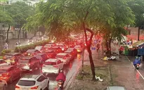 Một số tuyến đường Hà Nội tắc nghẽn sau cơn mưa lớn buổi sáng