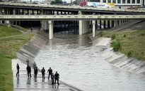 Mỹ phát hiện nhiều thi thể trôi sông ở Houston
