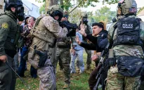 Lực lượng Biên phòng Mỹ xịt hơi cay, bắn đạn cao su vào người biểu tình ở Chicago