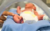 Nước Anh đón những em bé đầu tiên chào đời nhờ kỹ thuật sử dụng DNA của ba người