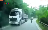 Ô tô vượt ẩu trên đèo gây tai nạn nguy hiểm