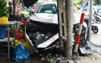 Ô tô húc văng xe máy rồi lao vào sạp trái cây ở Đà Nẵng