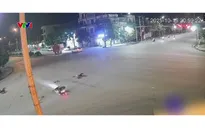 Vượt đèn đỏ tại ngã tư khiến hai người đi xe máy bị thương nặng