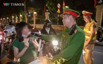 Hà Nội: Một tài xế tay vẫn cắm kim truyền dịch vi phạm nồng độ cồn