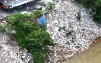 Tái diễn đổ chất thải rắn trái phép lấp sông Hồng qua địa bàn Hà Nội