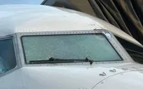 Máy bay Boeing 737 của United Airlines va trúng vật thể lạ trên không, phi công bị thương