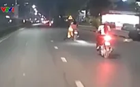 Tà áo dài cuốn vào bánh xe máy, người phụ nữ hoảng hốt nhảy khỏi xe