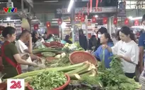 Người dân Đà Nẵng tích trữ nhu yếu phẩm, bọc xe chống ngập trước bão số 12