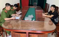 Giả vờ mua hoa quả, nam thanh niên trộm cắp túi xách của người bán hàng