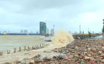 Đà Nẵng: Bờ kè tuyến đường ven sông Hàn bị hư hỏng nặng do nước dâng cao và triều cường