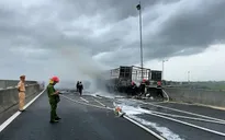 Xe tải bốc cháy dữ dội trên cao tốc Đà Nẵng - Quảng Ngãi, hàng hóa bị thiêu rụi