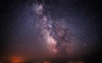 Ánh sáng bí ẩn trong Dải Ngân Hà có thể là dấu vết đầu tiên của vật chất tối