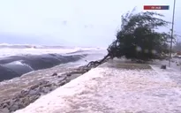 Sóng biển dâng cao, nước tràn vào khu dân cư