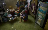 Người dân TP Hồ Chí Minh trở tay không kịp khi triều cường đạt đỉnh
