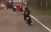 Người đàn ông lạng lách, tạt đầu xe ô tô suốt quãng đường dài