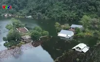 Nhiều tuần sau lũ, nhiều nơi ở Cao Bằng vẫn bị ngập đến tận nóc nhà