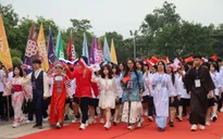 Ấn tượng 'lễ rước vòng nguyệt quế' Olympia 2025 về Hà Nội cùng Bảo Khánh