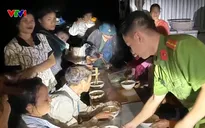 Trà Leng bị cô lập, lực lượng tại chỗ di dời gần 200 dân đến nơi an toàn